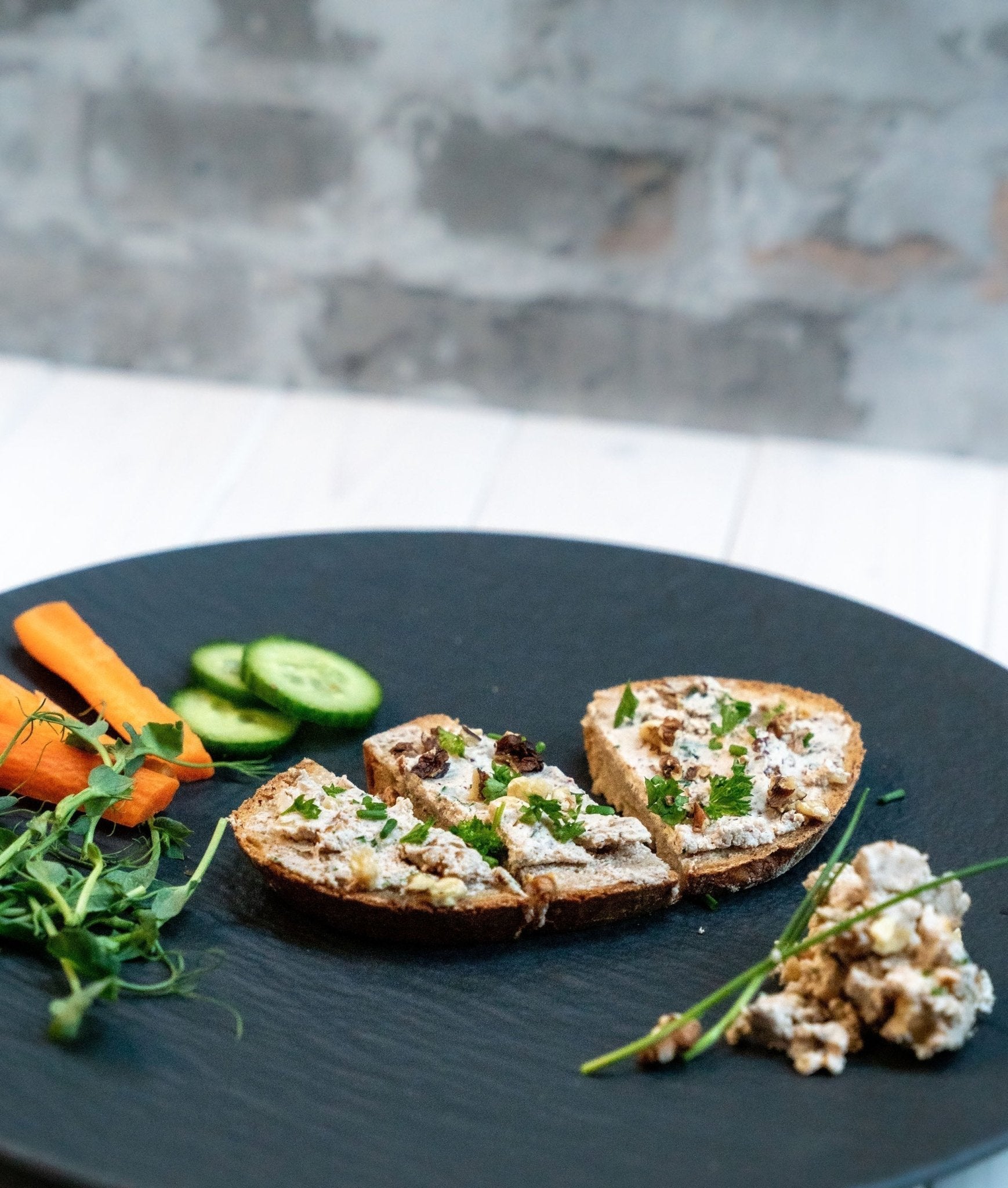 Leindotteröl-Walnuss-Dip – Perfekt für Brot & Gemüse! 🌿🌰